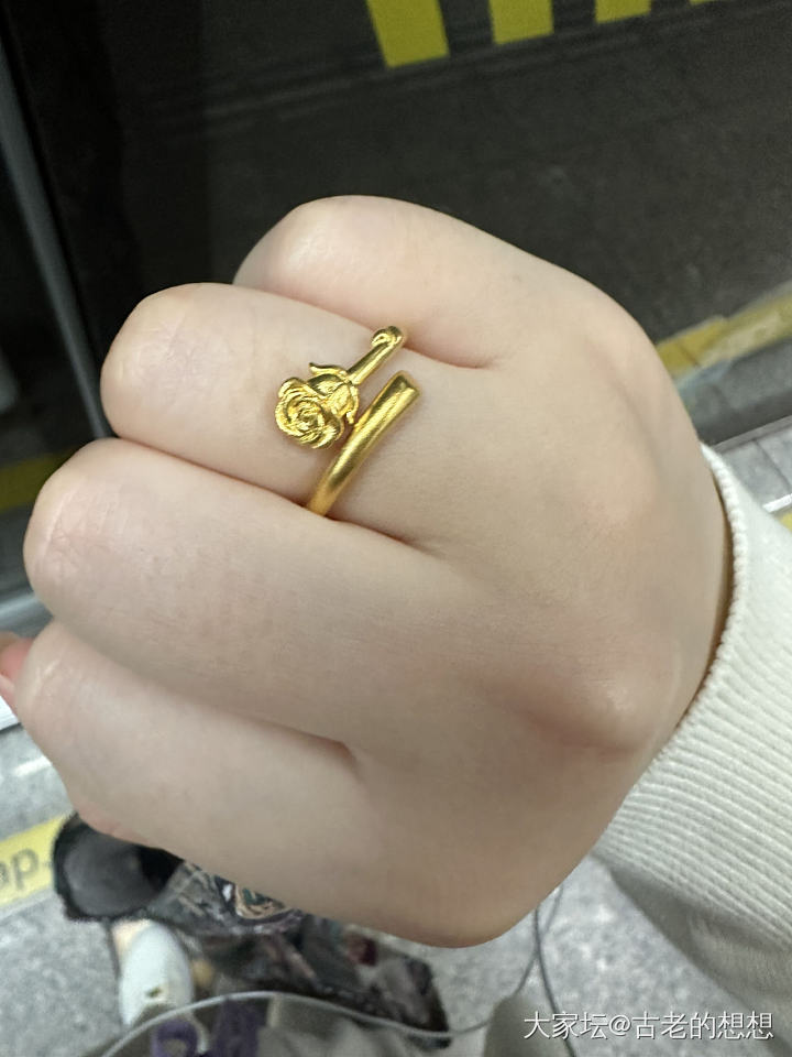 想看看大家的漂亮金戒指💍_戒指