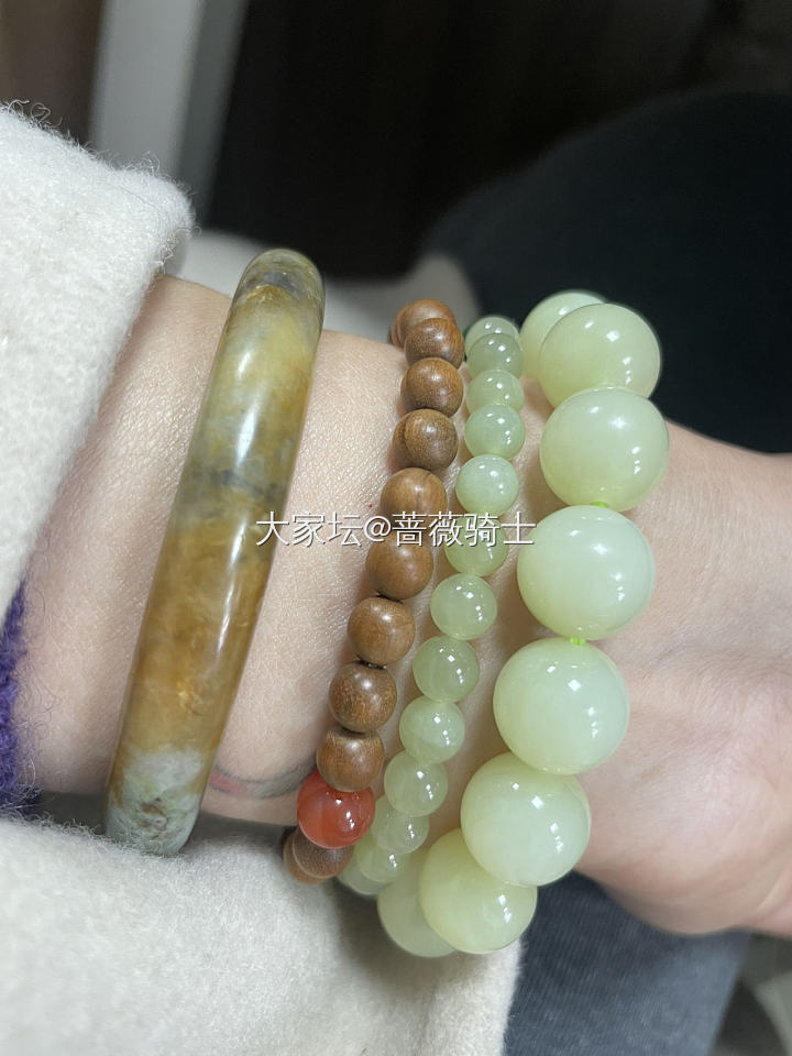翡翠黄加绿配和田玉黄口串_手镯翡翠珠串和田玉
