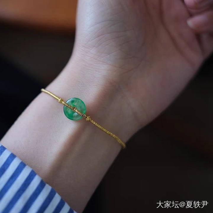 这两个盘缠手串那个好看_翡翠