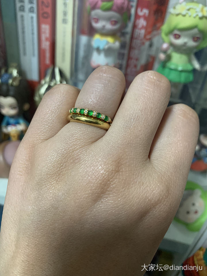 小小排戒，却也光亮亮的，把苹果绿给比下去了_翡翠