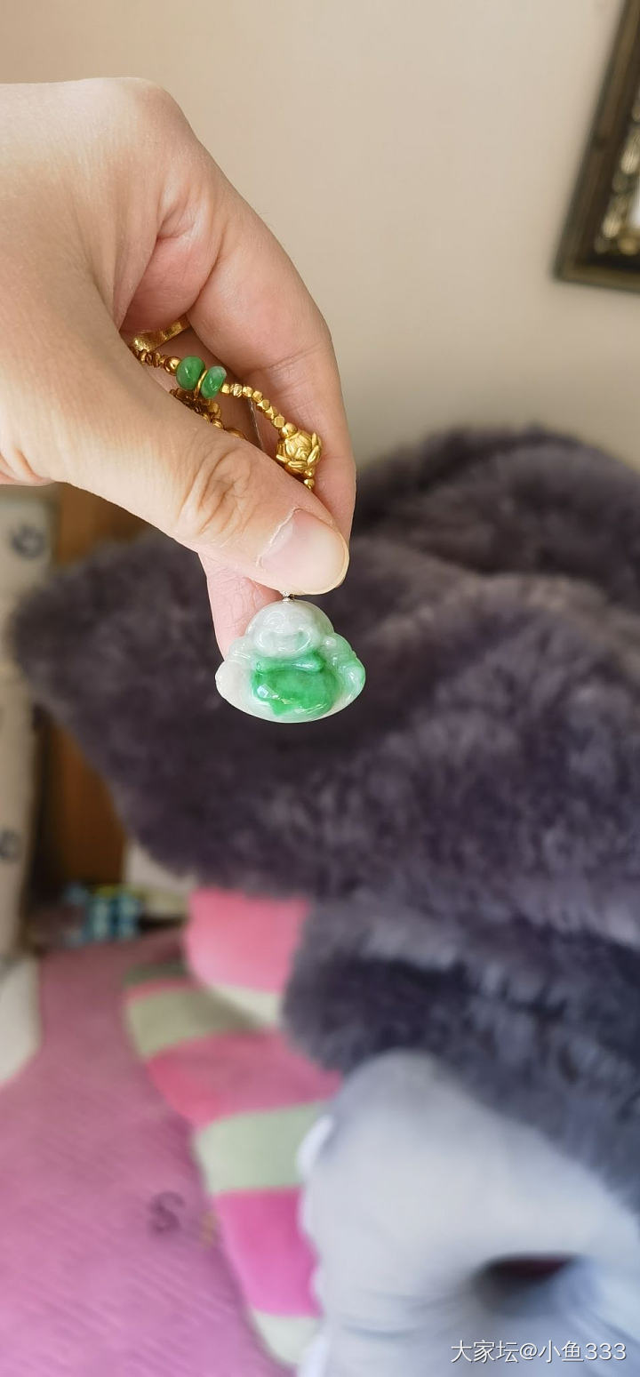 今天阳光不错发一发我的心爱翡翠，越看越喜欢，厚厚的一尊小佛_翡翠