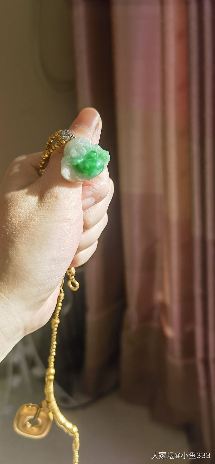 今天阳光不错发一发我的心爱翡翠，越看越喜欢，厚厚的一尊小佛_翡翠