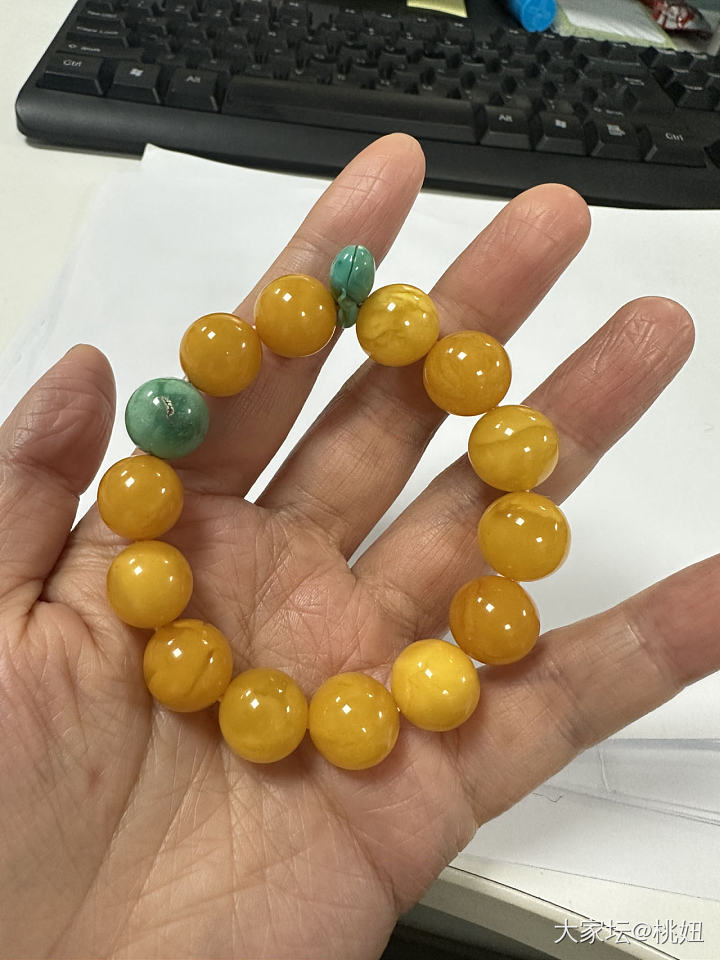 跟了我快10年的蜜蜡手串📿，从刚毕业进入社会工作跟到现在换了2个城市了_琥珀蜜蜡珠串
