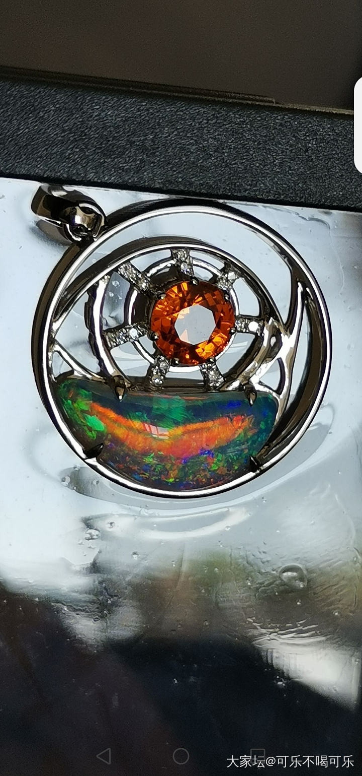 没想到欧泊与芬达石遥相呼应，变成了日落朝霞的海洋_芬达欧泊彩色宝石