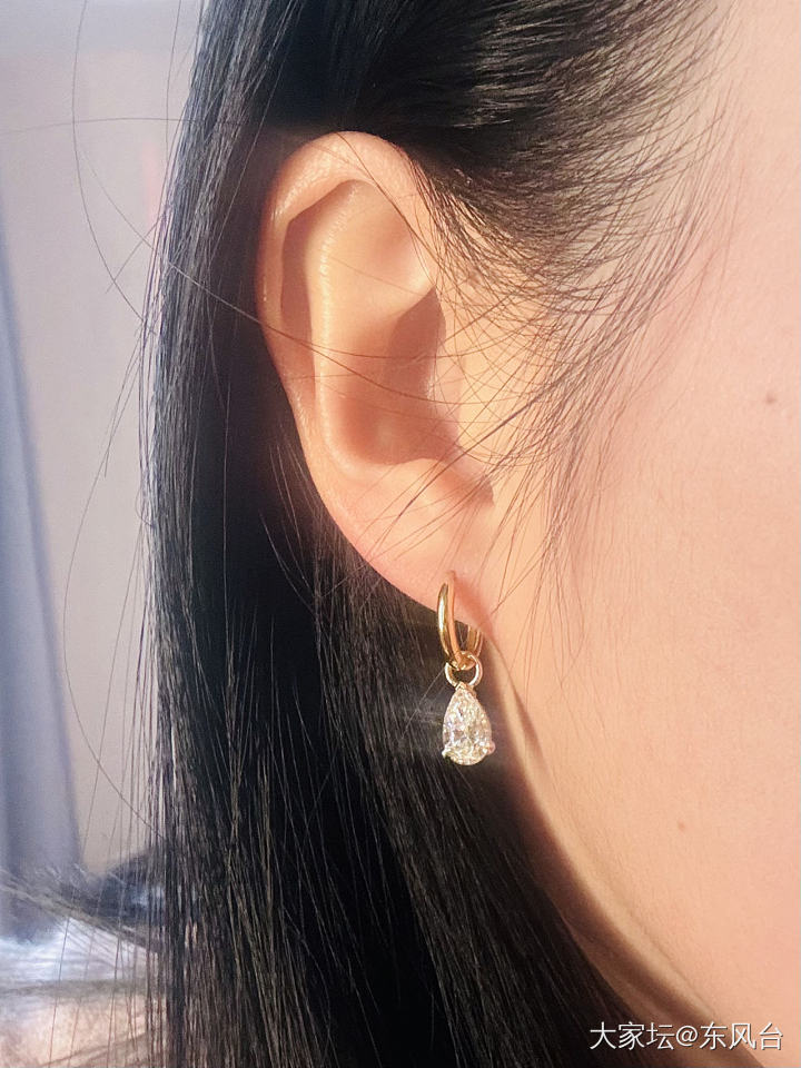 团购的培育钻出货啦 一对耳坠 单颗一克拉阳光下布灵布灵的 真美😍_耳饰培育钻