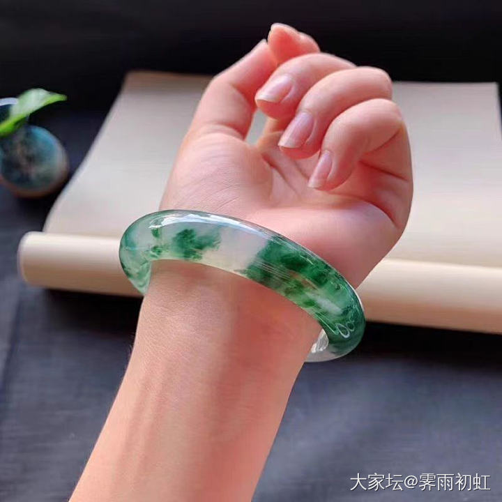 新欢飘花_翡翠手镯