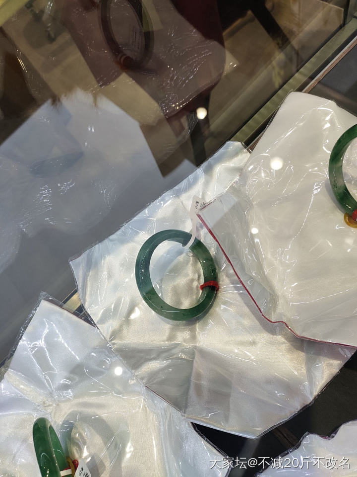 白马行2

周六去白马珠宝市场，可惜忘记拍照了，一楼卖黄金的人来人往，车水马龙，..._首饰市场