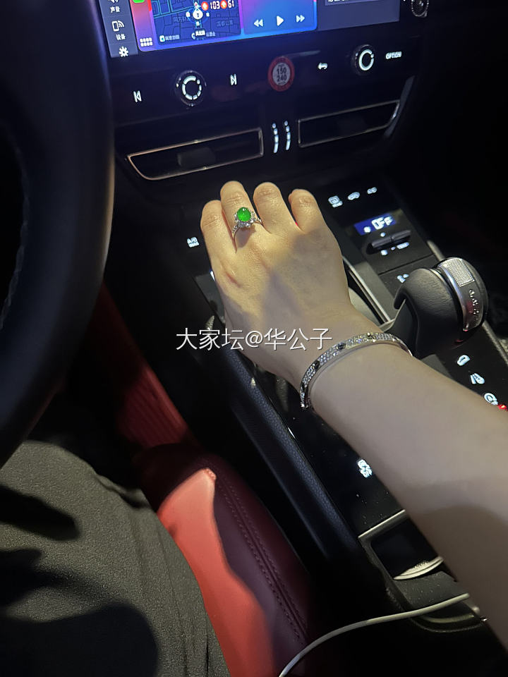 突击检查你们的手镯戒指戴在左手还是右手_翡翠戒指