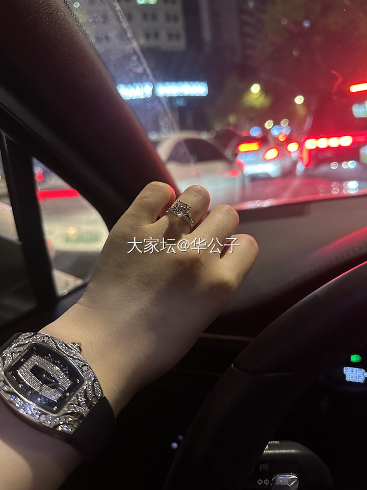 突击检查你们的手镯戒指戴在左手还是右手_翡翠戒指