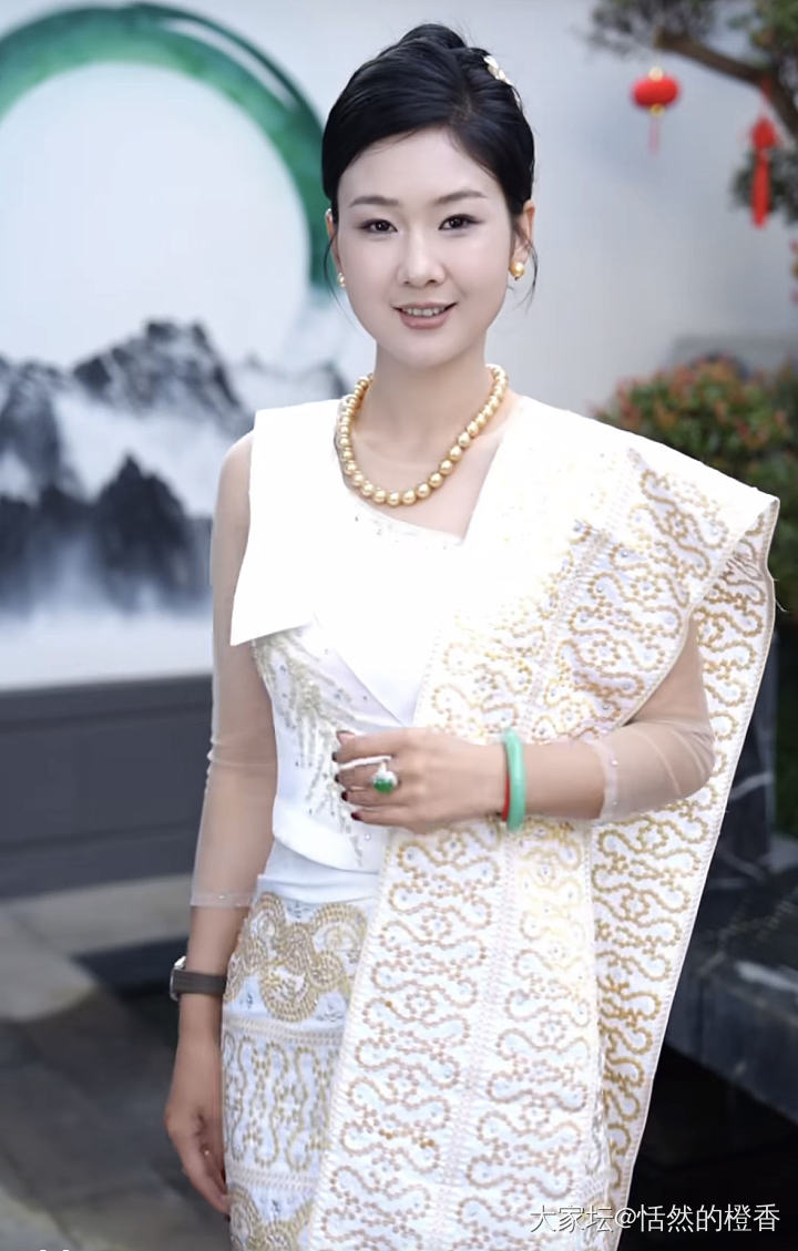 娃喜欢看她的裙子_翡翠