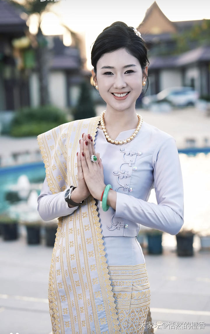 娃喜欢看她的裙子_翡翠