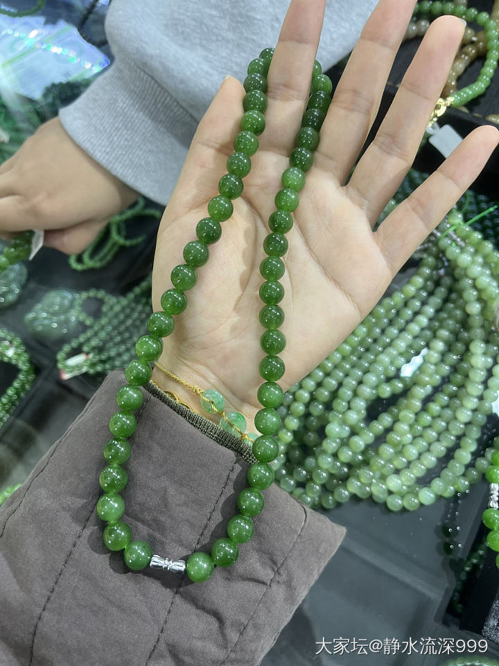两条碧玉串，一条万➕，一条中千，阳光下都有肉眼明显可见的结构，颜色大小不同，价格..._珠串和田玉