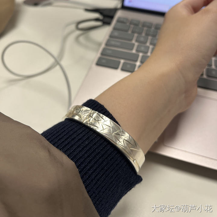 尴尬期 微黄_手镯银