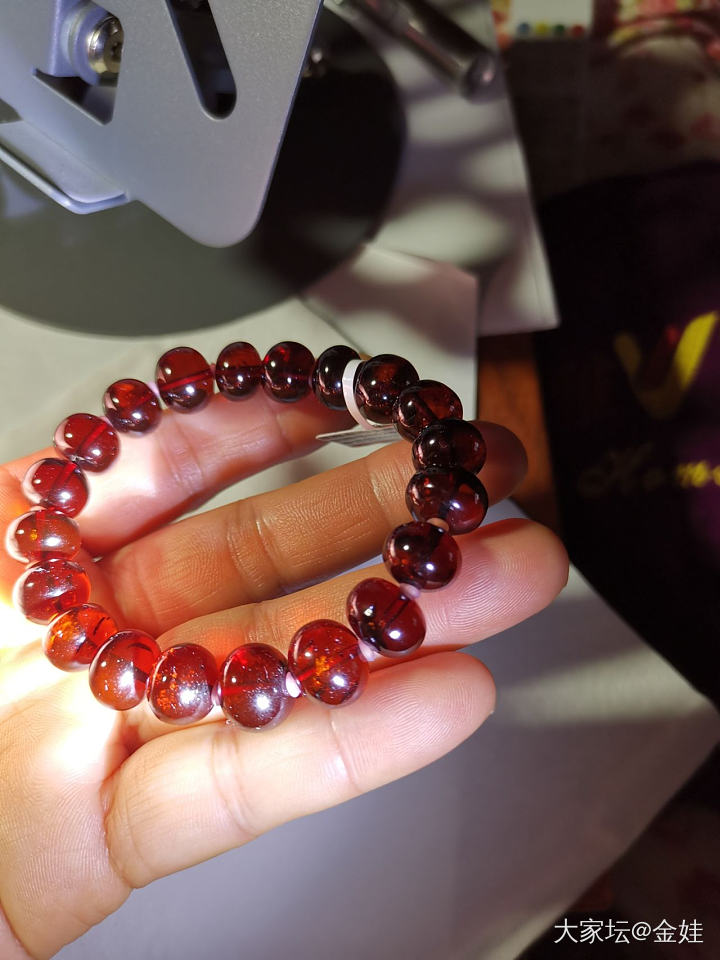 强光照射没有绿膜的抚顺血珀是假的吗？_琥珀蜜蜡