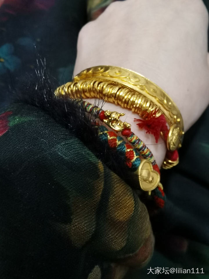 姐妹们，秀秀除夕装备_手镯翡翠金