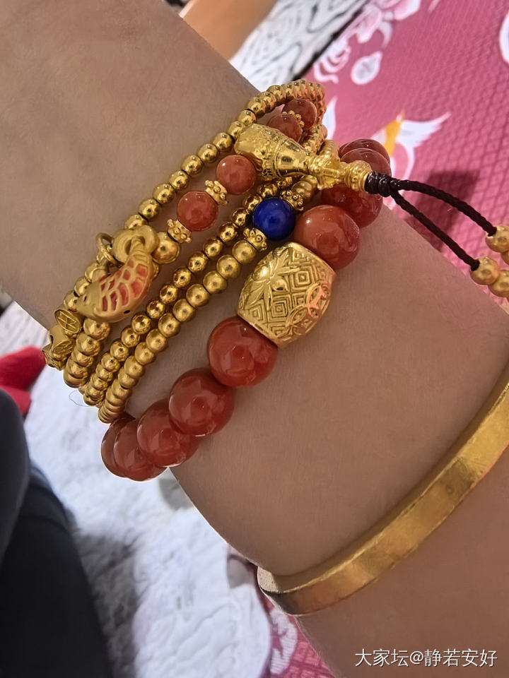 姐妹们，秀秀除夕装备_手镯翡翠金