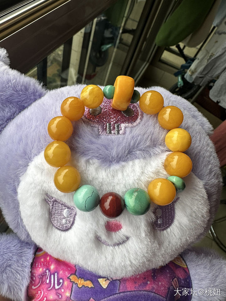 初三降温了，刚好快递驿站开门了，下去拿了水晶线，在家里做手工，串了红光绿过节呀！_松石琥珀蜜蜡