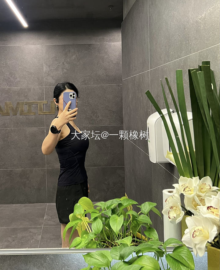 白瘦幼，黑粗壮_丽人