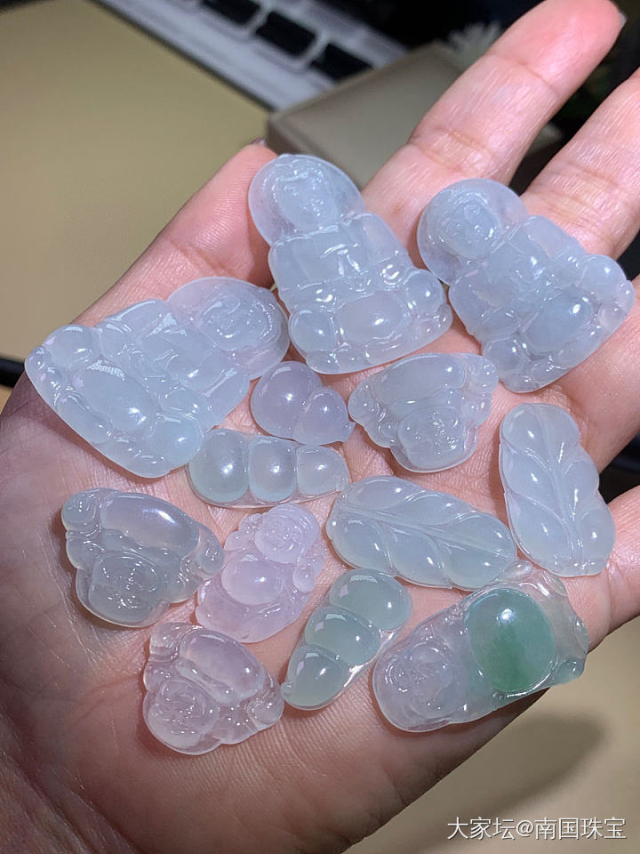 翡翠A货：福利批发淡绿冰胶件，秒3500🉐13件，胶感好，淡绿底色，全部完美_翡翠