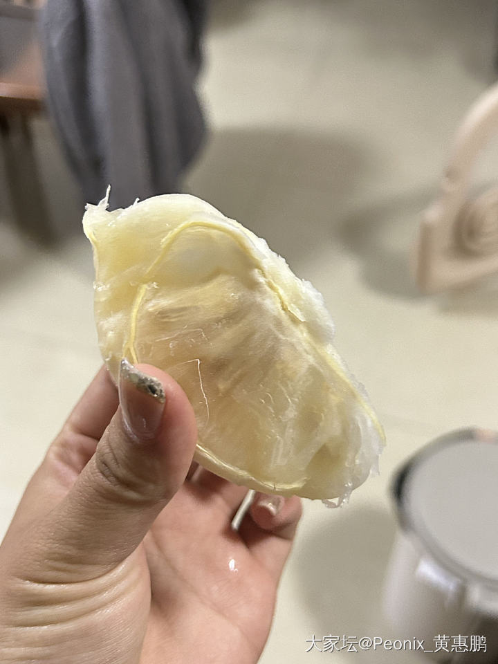 八个多月的小奶娃居然学会不剥皮吃柚子肉🤣🤣_育教亲子生活
