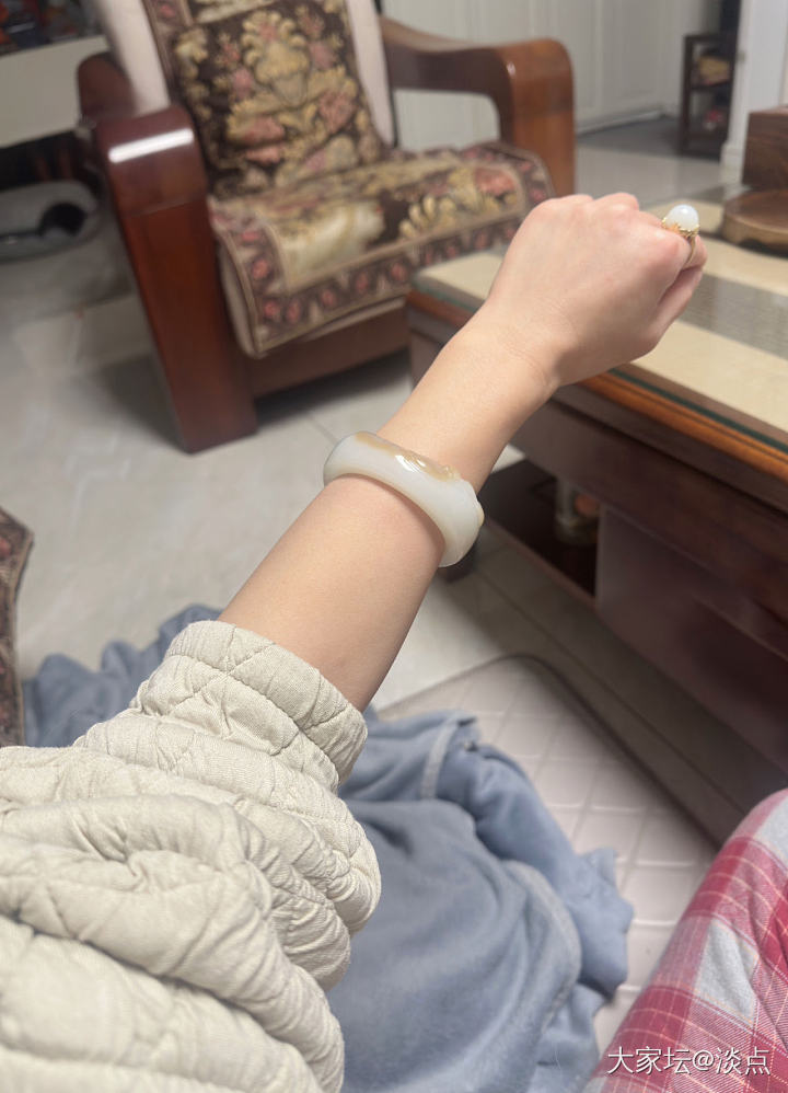 胖了镯子戴不上……
当初因为关节粗，买的56圈口，戴上手腕晃晃荡荡的，于是不爱戴..._首饰