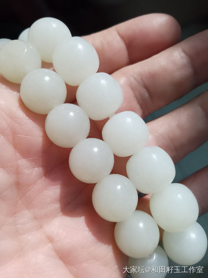 和田玉籽料与山料大白俄在一起对比，光看照片比较难区分，但是上手对比光感手感与结抅..._和田玉