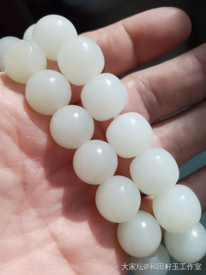 和田玉籽料与山料大白俄在一起对比，光看照片比较难区分，但是上手对比光感手感与结抅..._和田玉