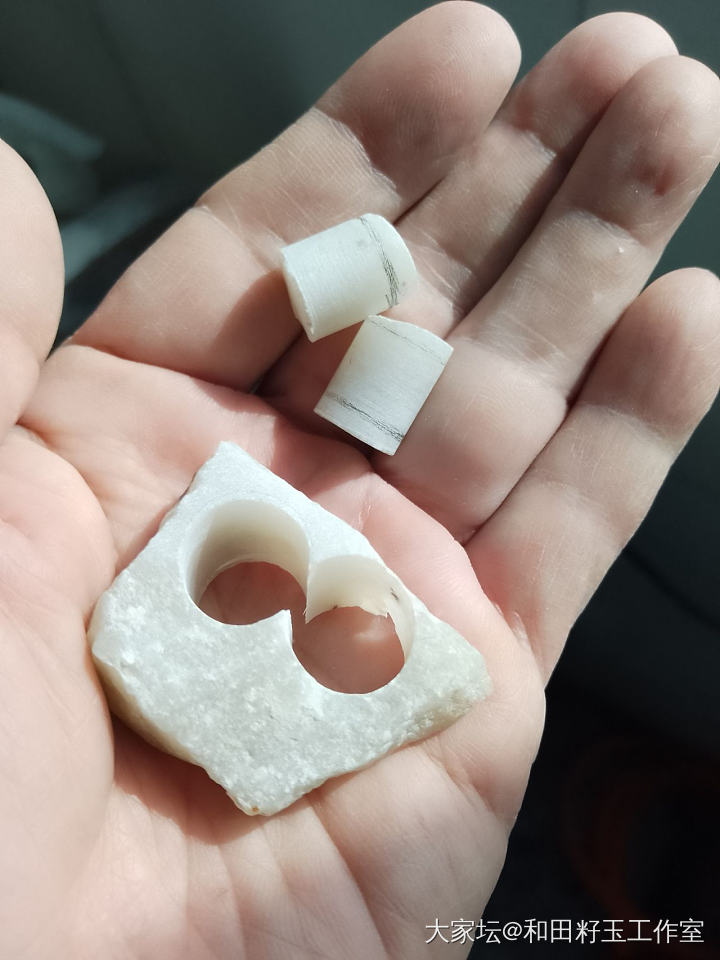 和田玉且末白玉山料准备出两个卡10的老型珠_和田玉