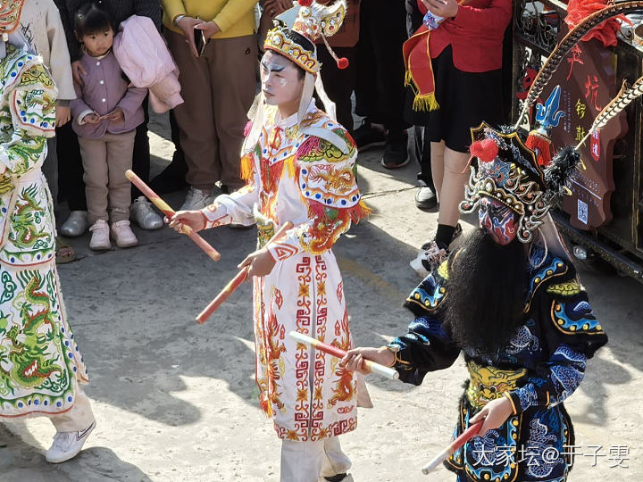 福建平和县国强乡走水尪。700多年香火不断，真往水里冲啊。这么认真，真好！_闲聊
