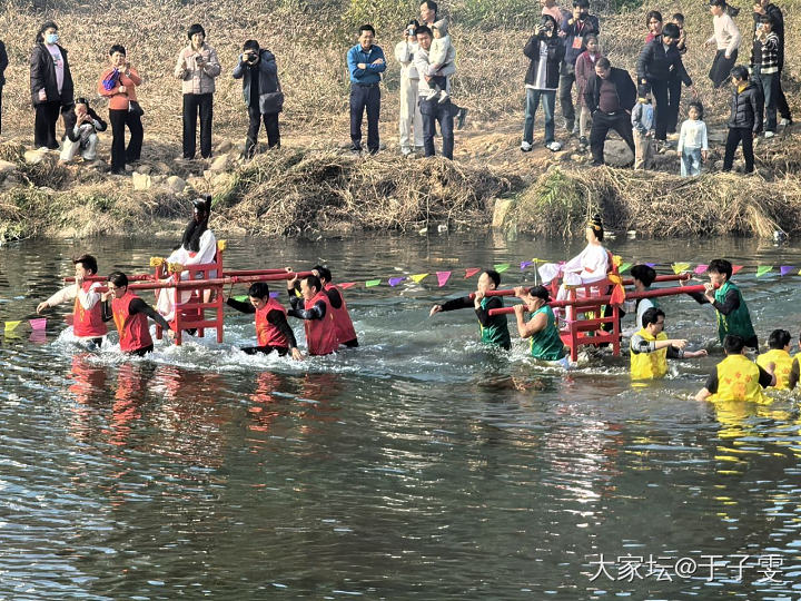 福建平和县国强乡走水尪。700多年香火不断，真往水里冲啊。这么认真，真好！_闲聊