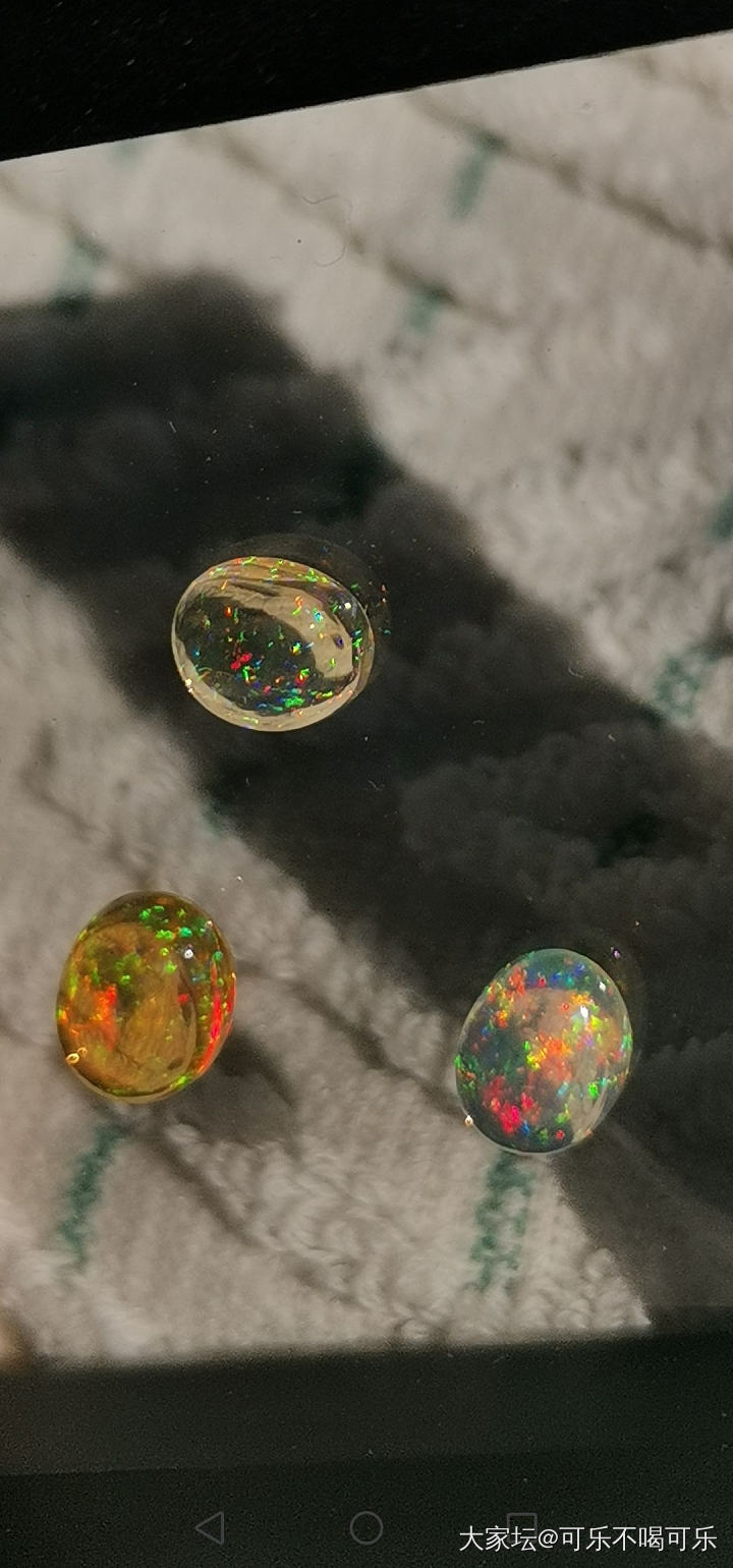大家看看3颗墨西哥火欧泊哪个比较划算_彩色宝石