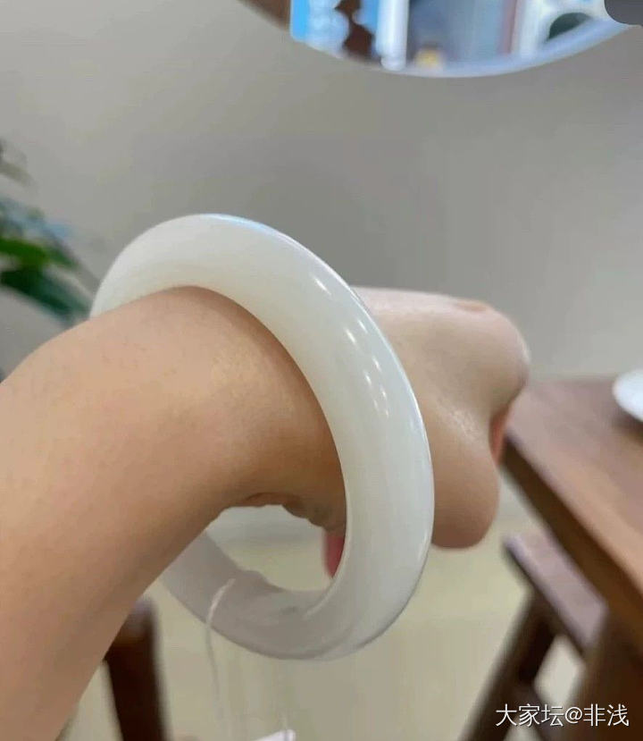 想收一条闲置俄白镯子，大家可以帮忙看看嘛_和田玉