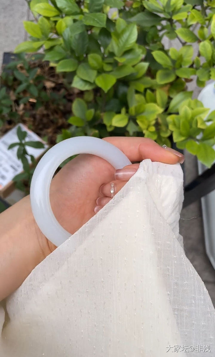 想收一条闲置俄白镯子，大家可以帮忙看看嘛_和田玉