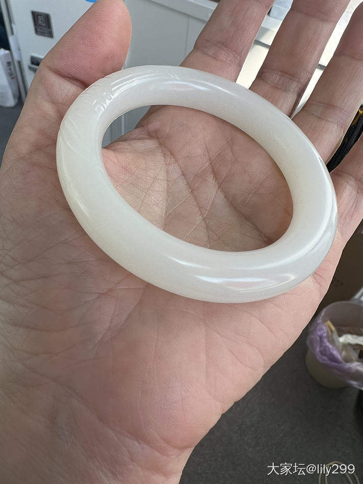 想收一条闲置俄白镯子，大家可以帮忙看看嘛_和田玉