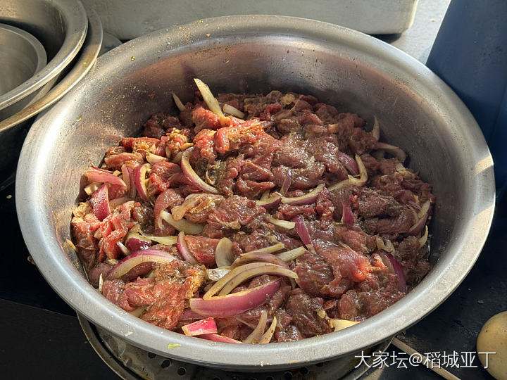 元宵节，晚上在亲戚家蹭了顿烤肉，喝了点小酒，美滋滋。_美食生活