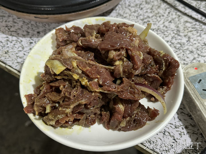 元宵节，晚上在亲戚家蹭了顿烤肉，喝了点小酒，美滋滋。_美食生活