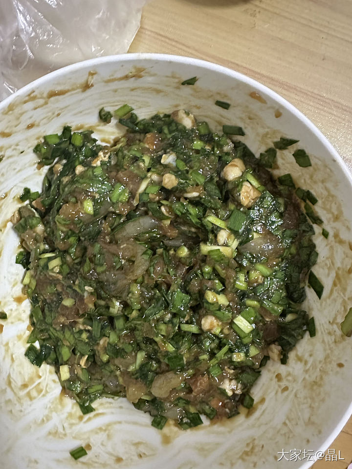 这两天勤快动手包饺子，买韭菜带回来一只🐌，外面零下好几度，那就养着吧_美食