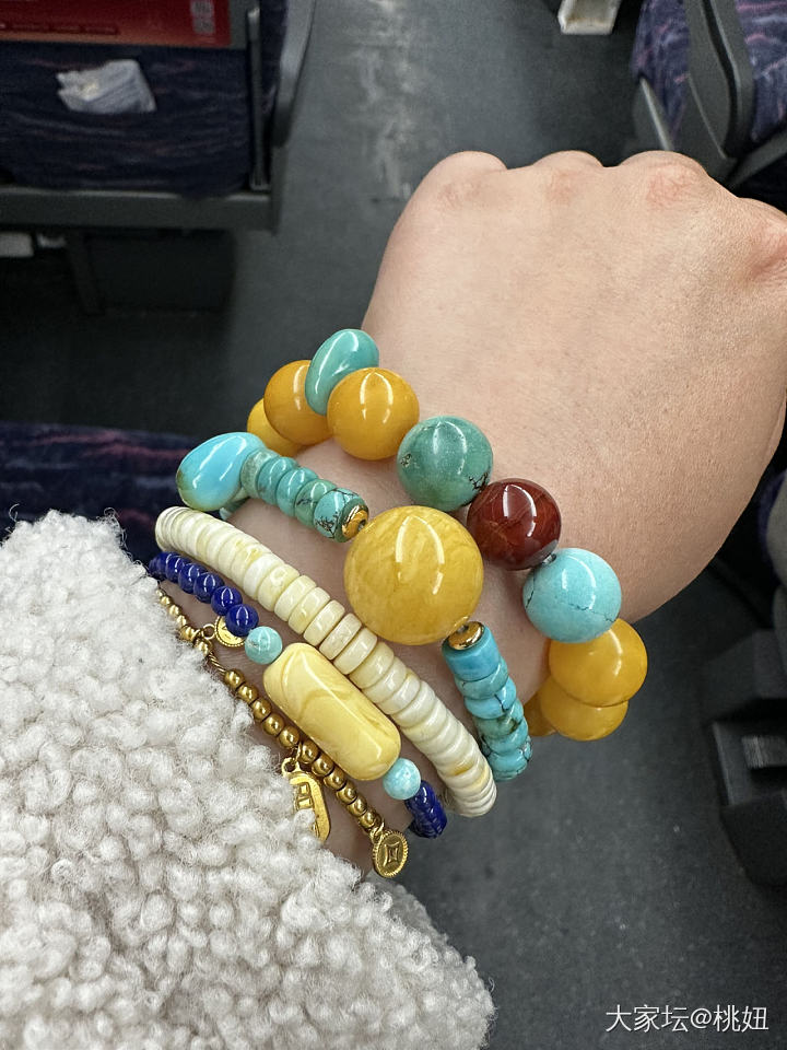 回去的动车🚅上无聊，左手带满了最近喜欢的串串_珠串琥珀蜜蜡松石金