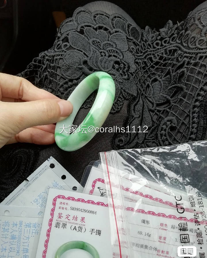 闲置辣绿贵妃翡翠手镯 旧贴新用_翡翠