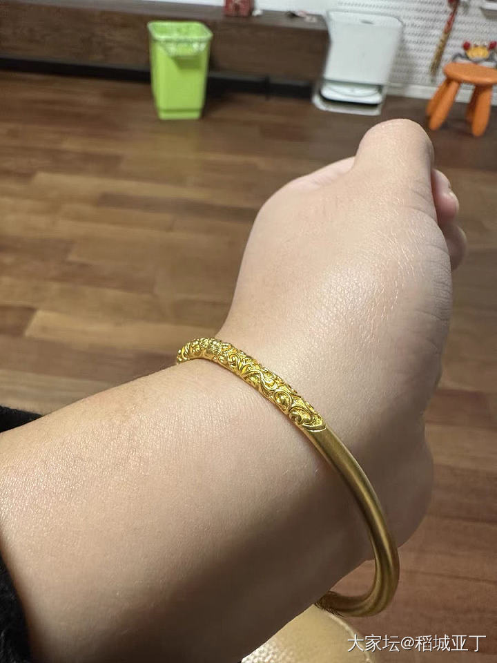 好纠结！求坛友们劝。想买三万多的卷草纹手镯，因为是真的喜欢，好爱好眼馋😍！_手镯金