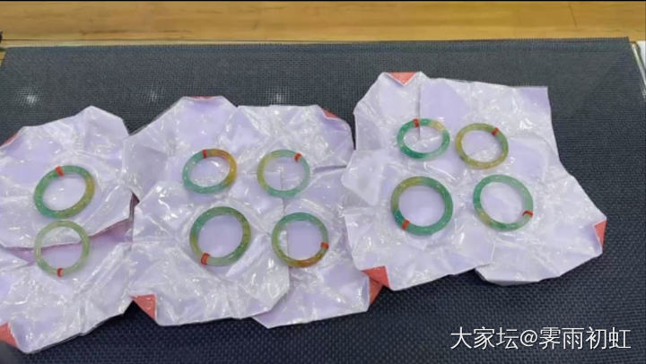 白马行2

周六去白马珠宝市场，可惜忘记拍照了，一楼卖黄金的人来人往，车水马龙，..._首饰市场