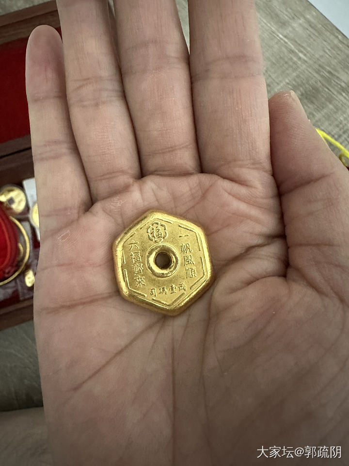 昨天金价顶峰入的六福老金饼到了，克价就不说了，实在太喜欢，为爱买单_金