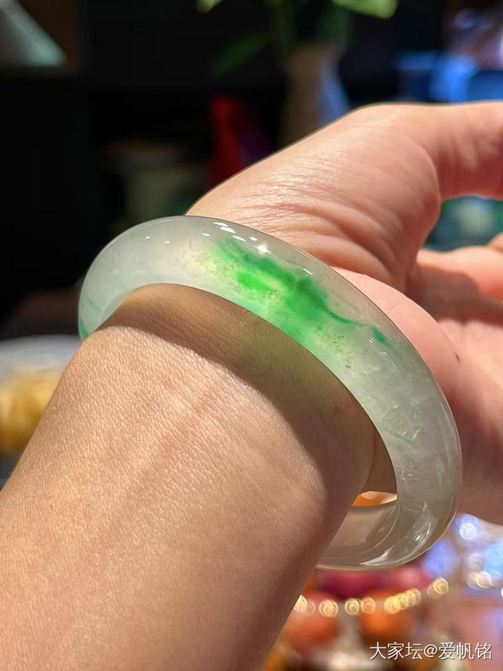 美美的冰种飘绿花翡翠手镯_手镯翡翠