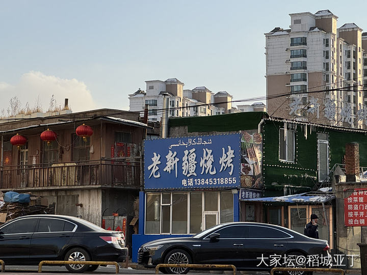下午瞎溜达，路过一个叫老新疆烧烤的路边小店，临时起意想吃了顿烧烤，花了137元。_美食生活