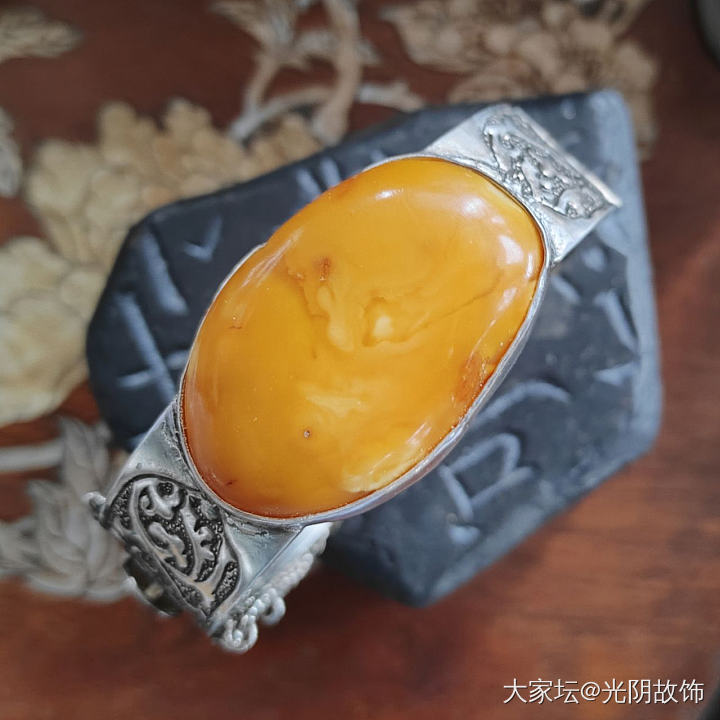 中国风老蜜蜡镶银按扣手镯_银