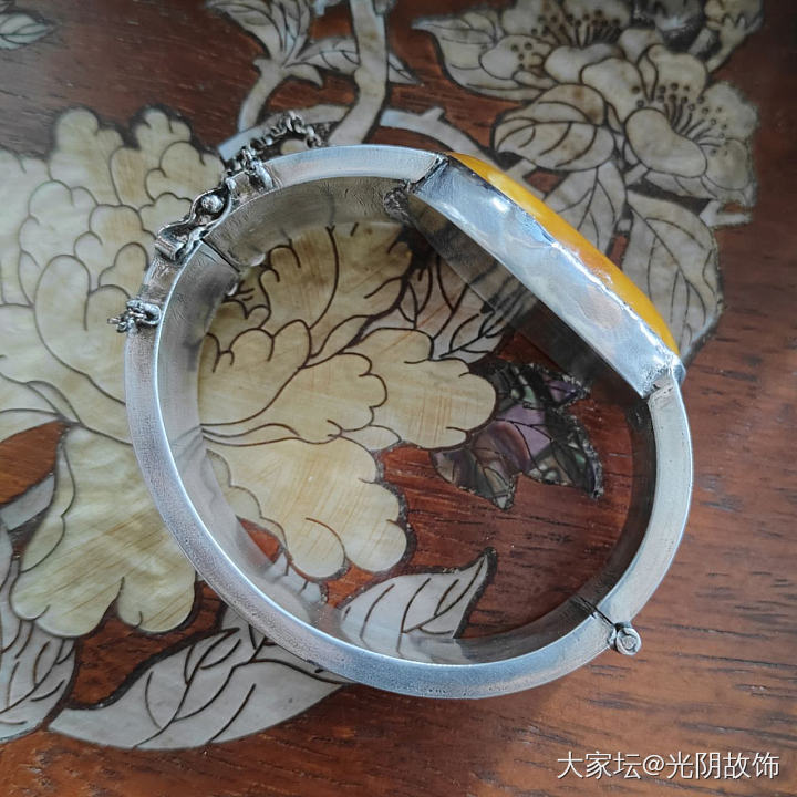 中国风老蜜蜡镶银按扣手镯_银