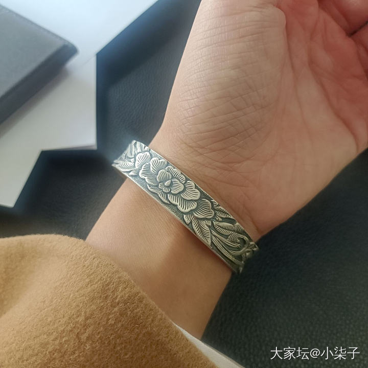 大家帮忙看看两个手镯哪个好看，前面57g610块手工的，后面47g385块。_手镯银