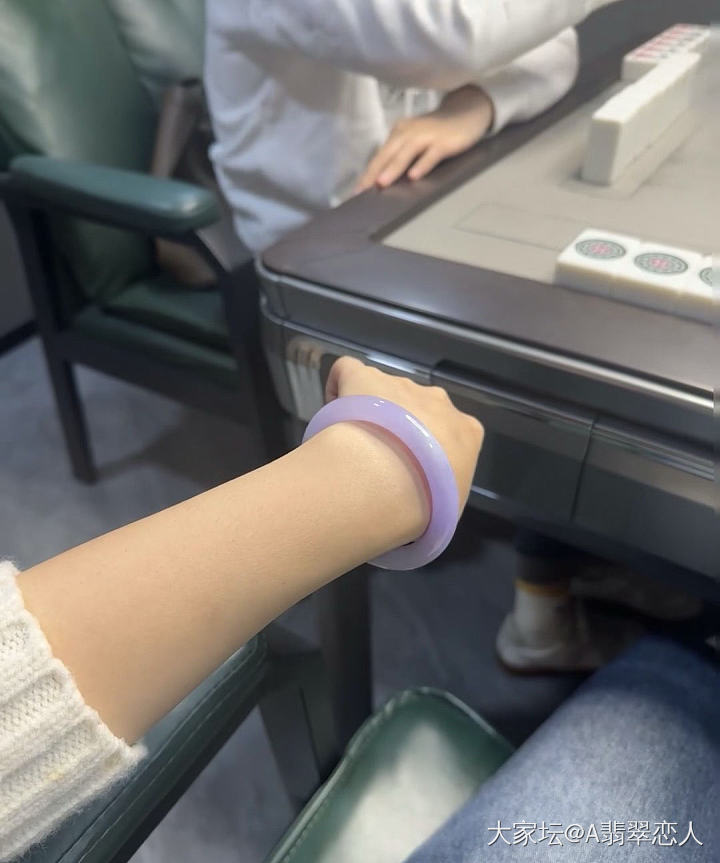 这才是仙女的镯子，底子细腻，颜色浓郁满满的香芋紫爱了爱了！_翡翠