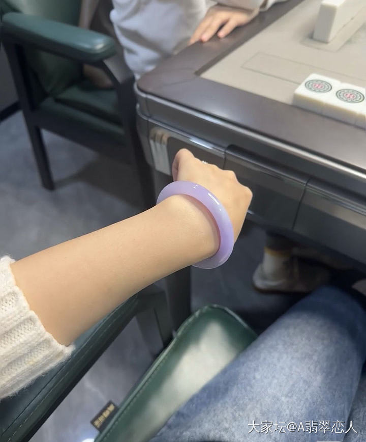 这才是仙女的镯子，底子细腻，颜色浓郁满满的香芋紫爱了爱了！_翡翠
