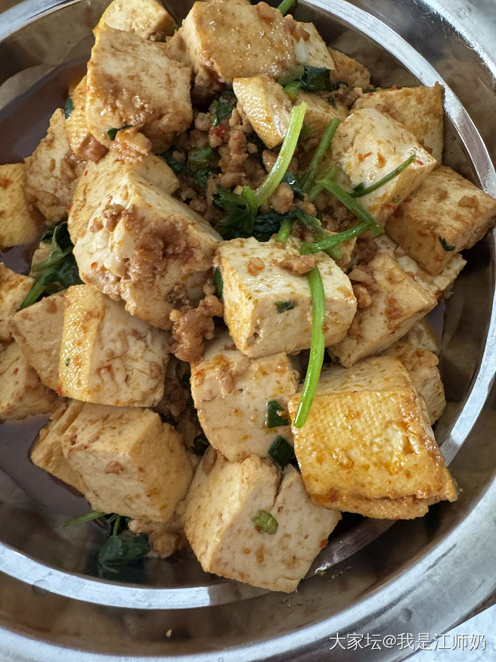 中饭：菜苔炒香菇、肉末豆腐、水芹菜炒香肠。配杂粮饭、热鲜奶。_美食